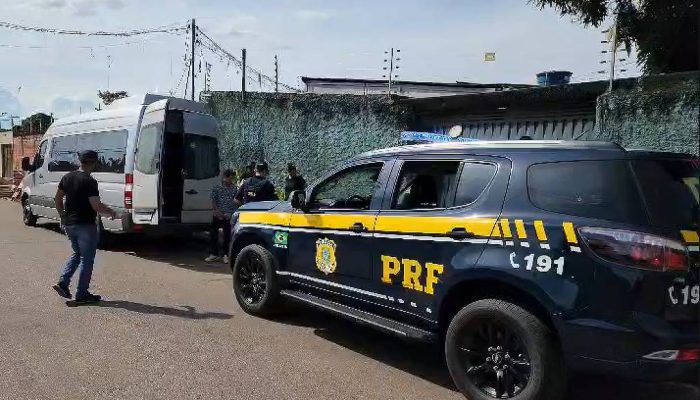 Van transporta imigrantes venezuelanos encontrados em rodovia
             -       
        Divulgação/PRF