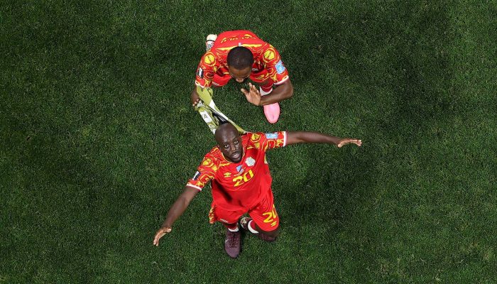 Yoane Wissa, autor de dois gols, comemora com Kalulu a vitória por 3 a 1 da República Democrática do Congo sobre o Uzbequistão
             -       
        Alex Slitz/Getty Images via AFP
