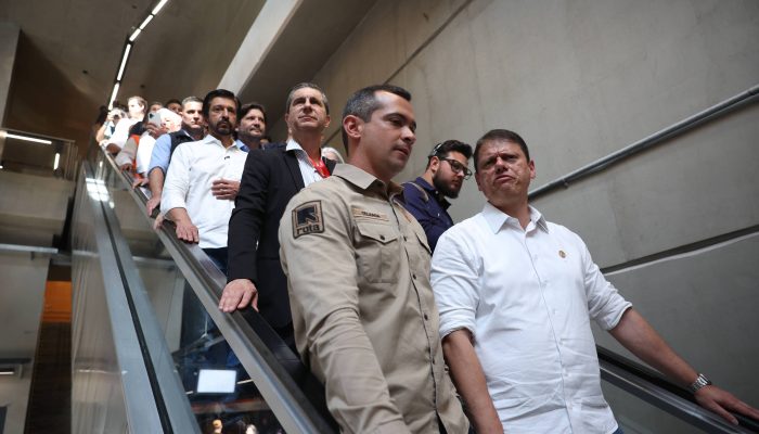 O governador Tarcísio de Freitas (à frente, de camisa branca) em uma das escadas rolantes da estação Santa Marina, da linha 6-laranja, inaugurada nesta quinta-feira (2)
             -       
        Zanone Fraissat/Folhapress