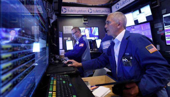 Futuros de NY operam mistos em meio ao shutdown e expectativa por cortes de juros