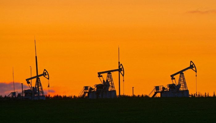 Petróleo fecha misto, com decisão adiada sobre EUA no Oriente Médio, e sobe na semana