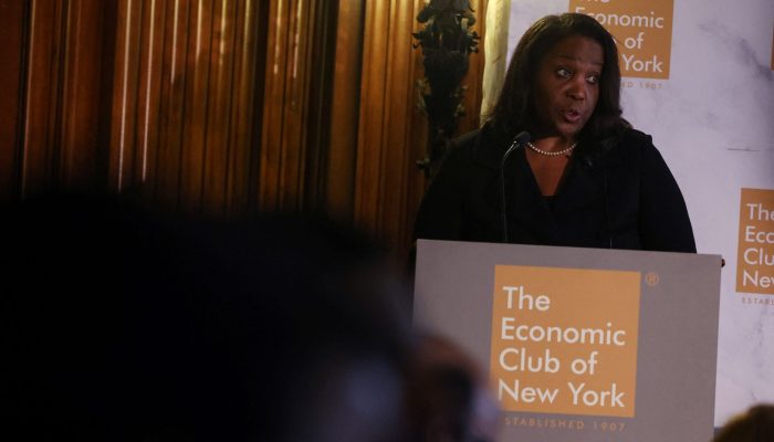 Trump demite Lisa Cook, diretora do Fed; caso pode parar na Suprema Corte