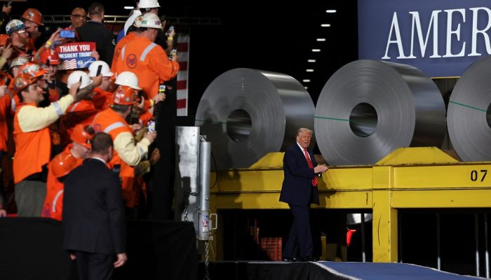 Trump assina decreto que dobra tarifas dos EUA sobre aço e alumínio para 50%