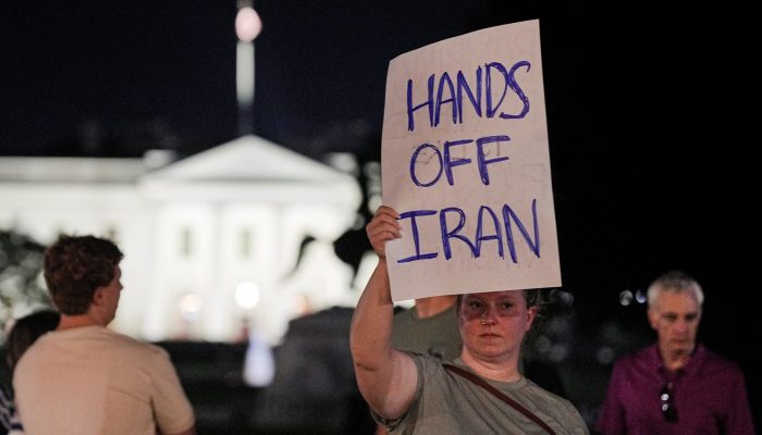 1 de 1Manifestantes protestam contra a participação dos Estados Unidos na guerra entre Israel e Irã — Foto: Ken Cedeno/Reuters