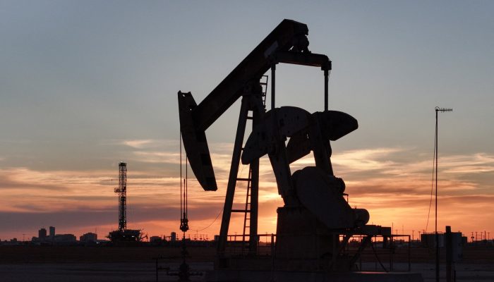 E o petróleo, para onde vai? Tarifas de Trump e oferta maior da Opep amenizam cotação