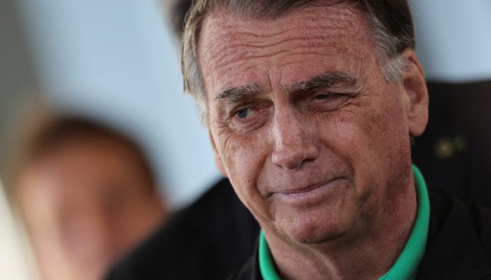 1 de 1Bolsonaro fala com a imprensa no Senado em 17 de julho de 2025 — Foto: REUTERS/Adriano Machado
