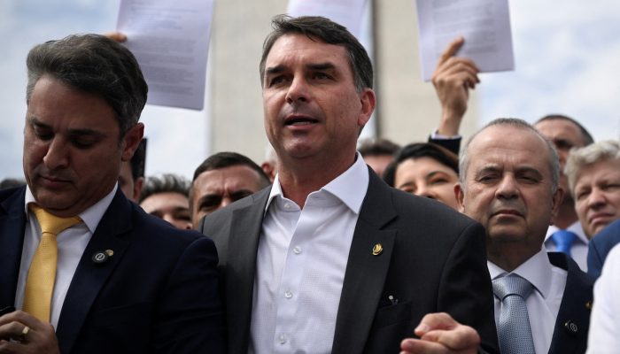 Prisão preventiva de Bolsonaro ocorre após convocação de vigília feita por Flávio