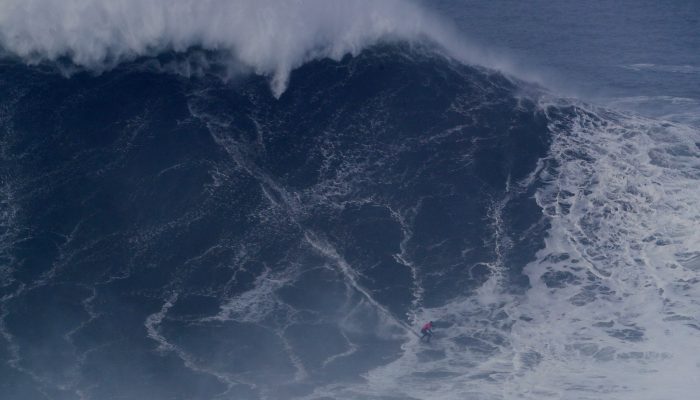 Brasileiro Lucas “Chumbo” é campeão em ondas gigantes, em Nazaré; assista