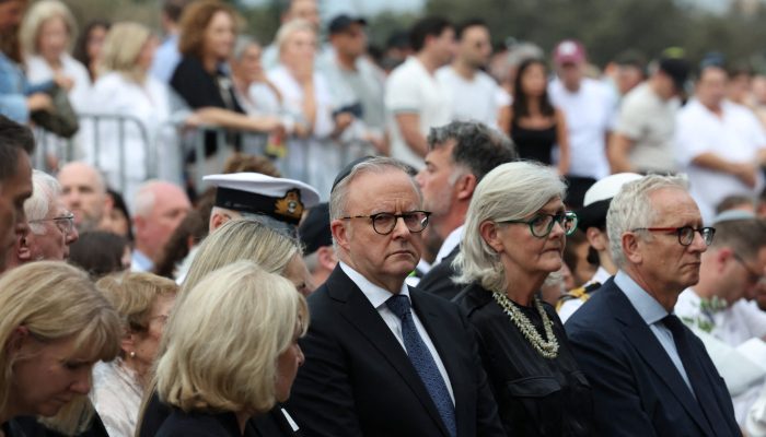 1 de 1O primeiro-ministro da Austrália, Anthony Albanese, participa da vigília “Luz sobre as Trevas”, em homenagem às vítimas e sobreviventes do ataque durante uma celebração judaica de Hanukkah na praia de Bondi, em Sydney. — Foto: Reuters/Hollie Adams