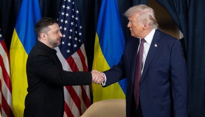 1 de 2O presidente da Ucrânia, Volodymyr Zelenskiy, e o presidente dos EUA, Donald Trump, apertam as mãos durante reunião à margem do 56º Fórum Econômico Mundial (WEF), em Davos — Foto: Serviço de Imprensa da Presidência da Ucrânia/Divulgação via REUTERS