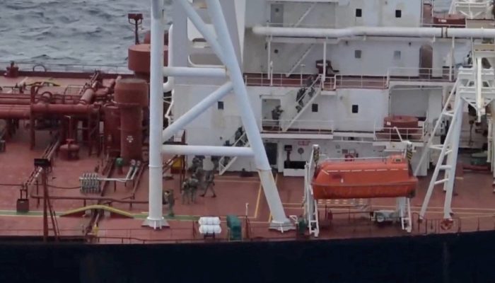 EUA abordam navio petroleiro ligado à Venezuela no Oceano Índico