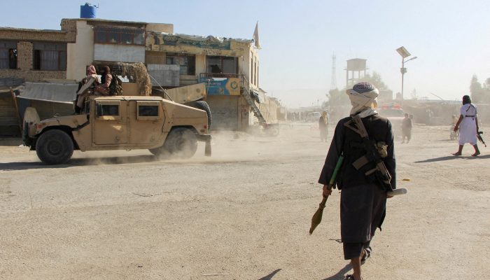 1 de 1Combatentes do Talibã afegão patrulham perto da fronteira entre o Afeganistão e o Paquistão, em outubro de 2025 — Foto: REUTERS/Stringer