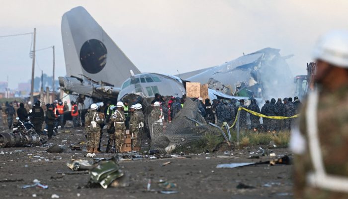 Dinheiro cai do céu após queda de avião na Bolívia e governo tenta destruir as notas