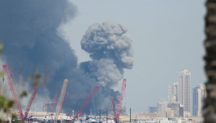 1 de 9Fumaça é vista em base Bahrein em suposto ataque do Irã em retaliação aos ataques dos EUA e Israel — Foto: Reuters