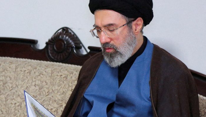 Líder supremo Khamenei está no Irã, mas evita aparições públicas, diz enviado russo