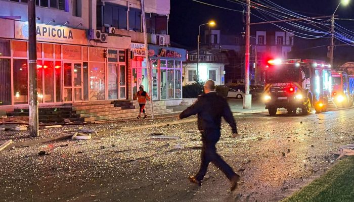 1 de 3Bombeiros e policiais trabalham no local de uma explosão em um bloco residencial após um ataque de drone perto da fronteira com a Ucrânia, em Galati, na Romênia — Foto: Inquam via REUTERS