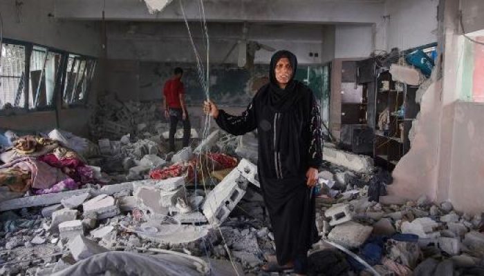 26.mai.2025 - Mulher em meio aos escombros da escola Fahmi AlJarjaoui, bombardeada por Israel