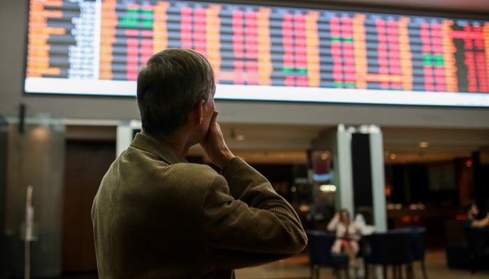 Ibovespa estende perdas com ‘trade Tarcísio’ no radar; EWZ cede quase 2% | Finanças