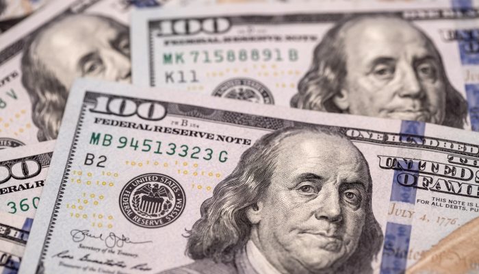 Dólar fica quase estável com reversão de alta do IOF no radar | Finanças