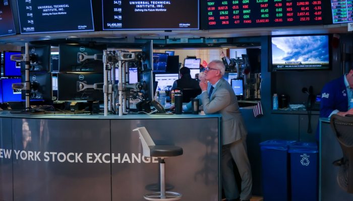 Bolsas de NY e taxas dos Treasuries perdem força após dados do setor de serviços nos EUA | Finanças