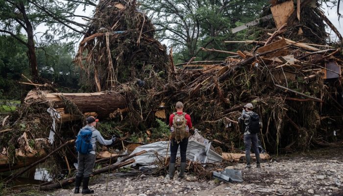 Texas se prepara para mais chuvas fortes enquanto número de mortes por enchentes sobe