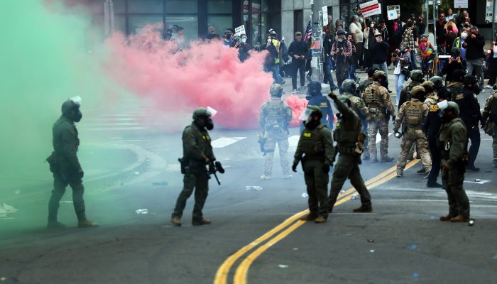 Juíza impede Trump de enviar tropas para o Oregon; Guarda é enviadas a Chicago