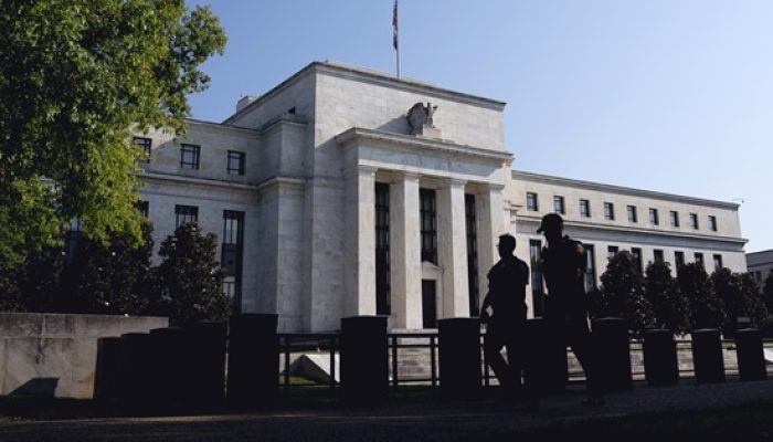 Williams eleva chance de corte pelo Fed, mas defensores de política rígida permanecem