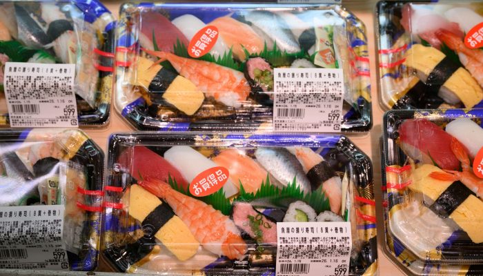 Inflação do Japão desacelera ao menor nível em 2 anos e desafia plano do BC japonês