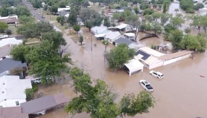 4.jul.2025 - Casas e ruas ficaram alagadas após fortes chuvas elevarem o nível do rio Guadalupe, em San Angelo (Texas)