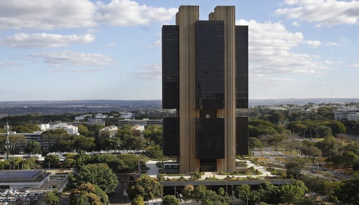Saída de dólares por risco global e fim de trimestre explicam intervenção do BC no mercado | Intraday