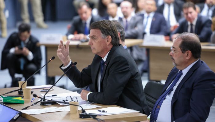 Bolsonaro nega ameaça de prisão em meio a contradições entre militares