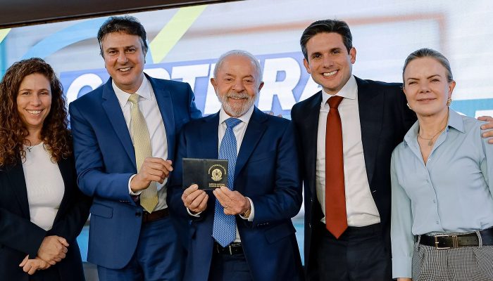 Lula sanciona lei que cria Carteira Nacional do Professor