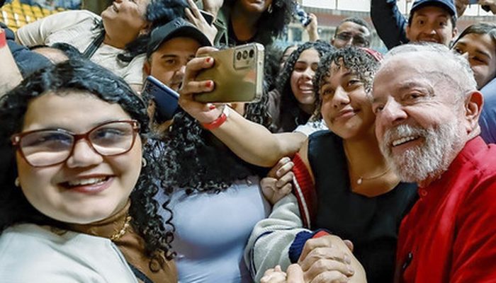 Lula: educação e política são pilares para país ter um futuro melhor