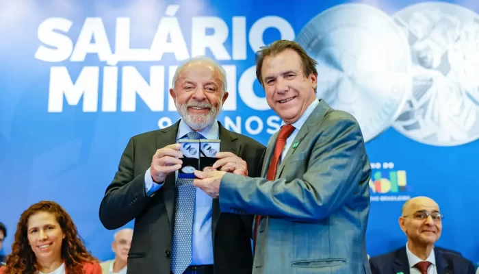 Lula diz que salário mínimo é baixo, mas aponta importância de direito