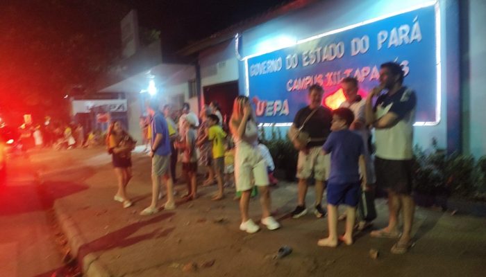 1 de 2Moradores saíram do prédio na hora que sentiram o tremor — Foto: Daniele Gambôa/TV Tapajós