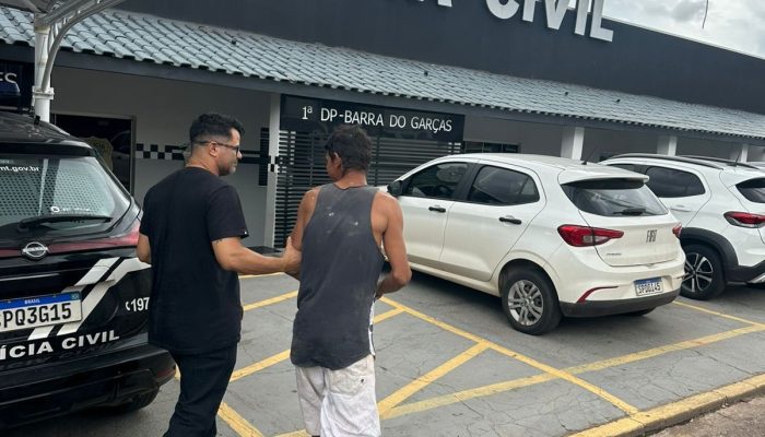 1 de 1Um dos homens sendo encaminhado à delegacia da Polícia Civil, em Barra do Garças — Foto: Polícia Civil de Mato Grosso