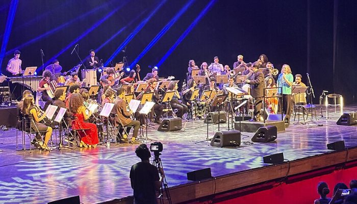 Orquestra Furiosa e Mariana Aydar no Auditório Ibirapuera
