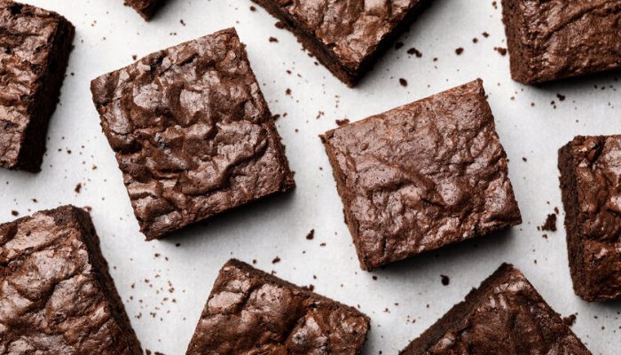 O melhor brownie da sua vida: fofinho por dentro e com casquinha crocante!