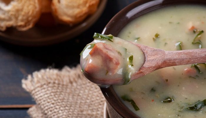 O Caldo Verde que vai virar seu novo jantar favorito no inverno