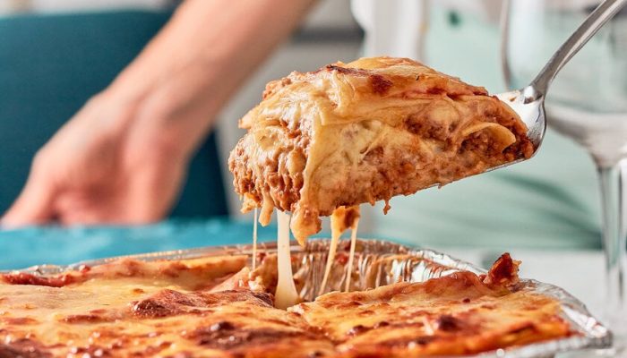 Lasanha de mandioca à bolonhesa é receita fácil e diferente para surpreender no almoço