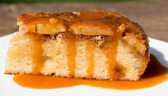 Torta de banana caramelizada com massa de bolo fácil