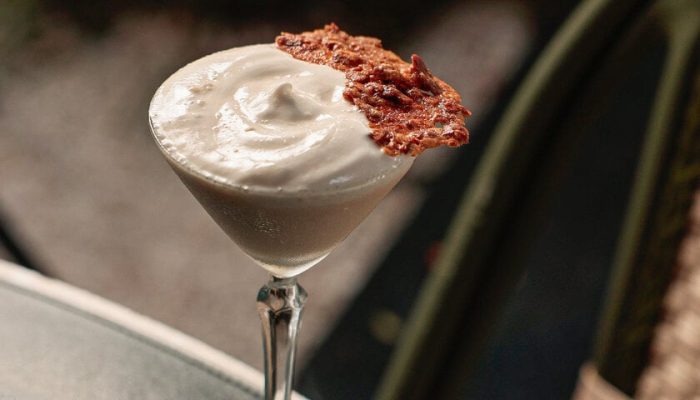 conheça os bares que estão unindo confeitaria e coquetelaria