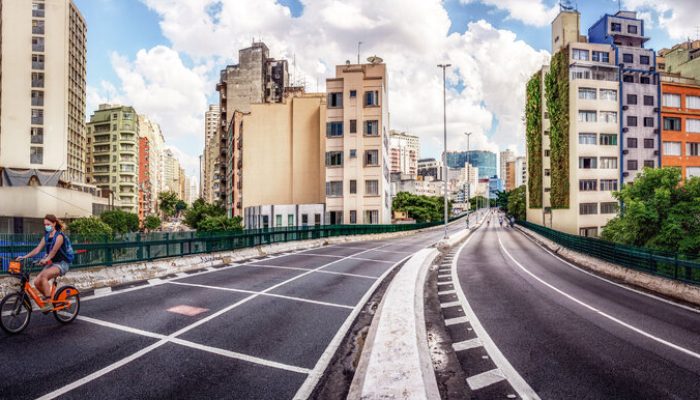 FelizCidade leva desfile de balões ao Minhocão e reacende a magia do Natal em São Paulo