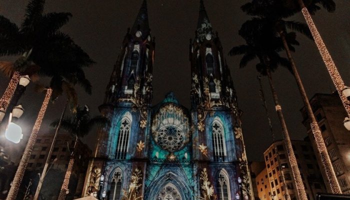 projeções mapeadas iluminam a Avenida Paulista e o centro histórico de São Paulo