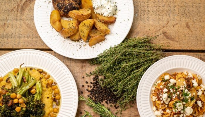 Kouzina aposta em pratos mediterrâneos veganos e vegetarianos para o verão 2026