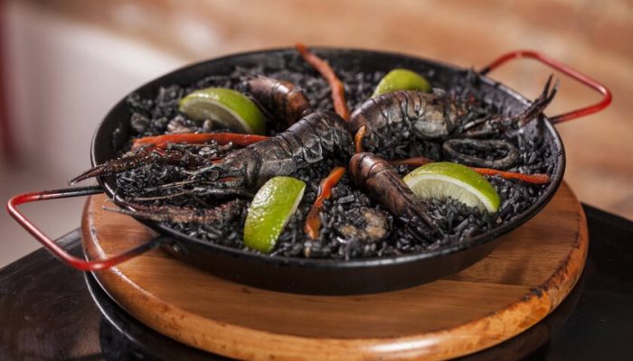 La Paella, no Campo Belo, celebra a tradição espanhola com mais de dez versões do prato clássico