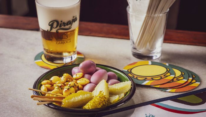 Pirajá lança cinco novidades no cardápio de verão e reforça clima de boteco carioca em São Paulo