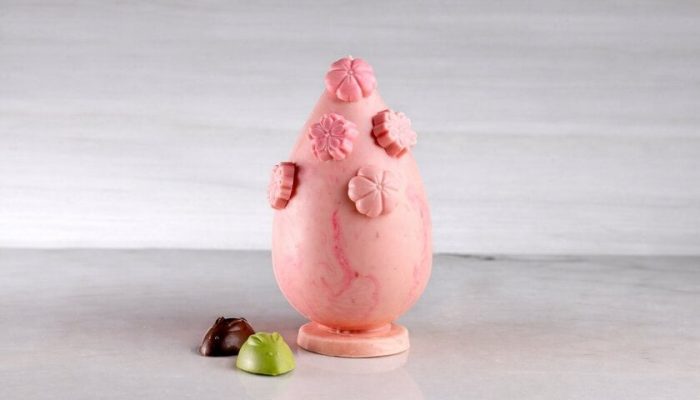 Momonoki lança Ovo Sakura para a Páscoa com chocolate amazônico e flores de cerejeira