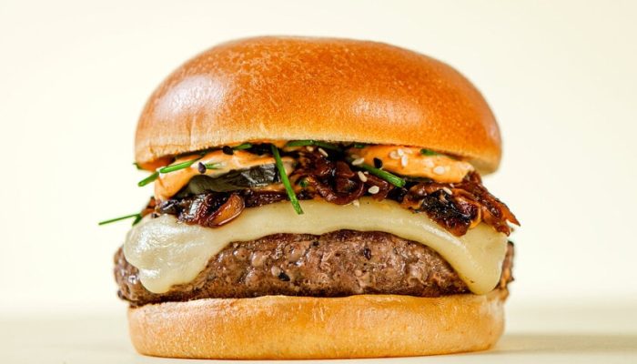 T.T. Burger lança hambúrguer inspirado em prato coreano com maionese de gochujang