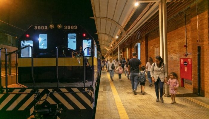 Trem da República faz viagem noturna especial de Dia das Mães com jantar e música ao vivo